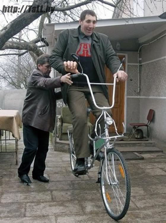 Леонид на самом большом в мире велосипеде